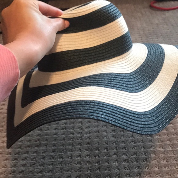 Floppy hat - Picture 2 of 3